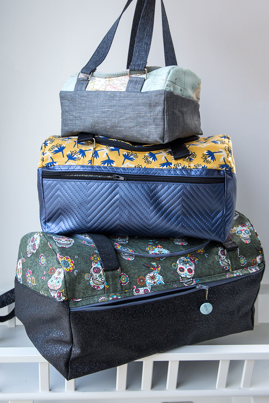 Le kit de couture sac Hugo (tailles 1 et 2) - Fleurs envolées jaunes et  prunes sur fond bleu ciel /fond de sac gris foncé - Dodynette
