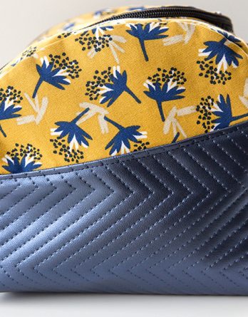 Le kit de couture sac Hugo (tailles 1 et 2)  - Fleurs envolées jaunes et prunes sur fond bleu ciel /fond de sac gris foncé