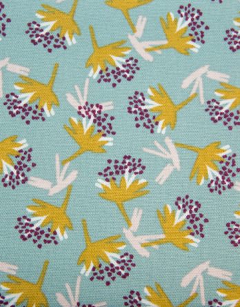 Tissu toile de coton demi-natté - Fleurs envolées jaunes et prunes sur fond bleu ciel
