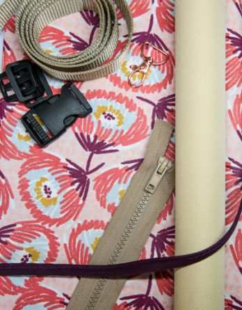Le kit de couture sac banane Charly  (toutes tailles)  - Tissu enduit Fleurs rouge, prune et jaune fond blanc et rose / toile à sac imperméable ficelle