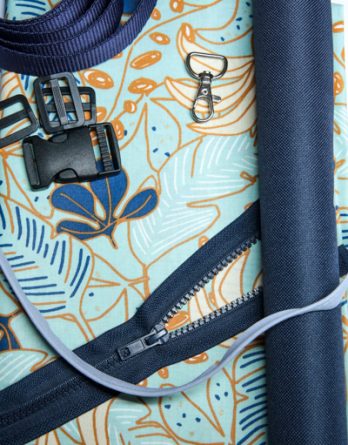 Le kit de couture sac banane Charly  (toutes tailles)  - Tissu enduit Feuillages beige, blanc et bleu fond bleu ciel / toile à sac imperméable bleu marine