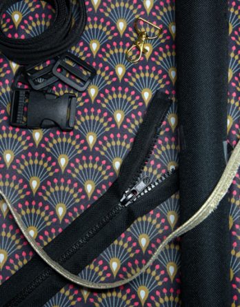 Le kit de couture sac banane Charly  (toutes tailles)  - Tissu enduit Paon chic beige et prune fond noir / toile à sac imperméable noire