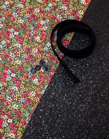 Le kit de couture pochette du conducteur - Clématis noir, rouge, vert et blanc /simili noir texturé