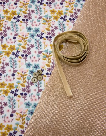 Le kit de couture pochette du conducteur - Fleurs pastel fond blanc / pailleté or