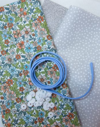 Le kit couture mini sac de beauté MIMY - Fleurs bleues / pois blancs fond gris