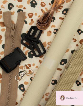 Le kit de couture sac banane Charly  (toutes tailles)  - Tissu enduit motifs léopard / toile à sac imperméable beige