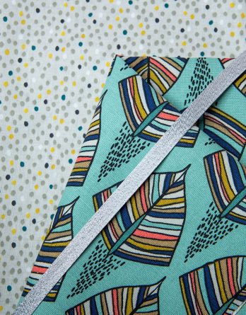 Kit couture Maya taille 1 -coloris pois multicolores fond gris /demi-natté de coton plumes multicolores sur fond turquoise