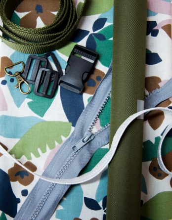 Le kit de couture sac banane Charly  (toutes tailles)  - Tissu enduit Feuillages effet camouflage belu et vert / toile à sac imperméable kaki