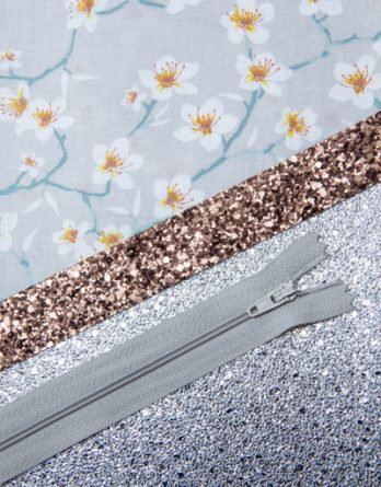 Le kit de couture MINI trousse NINA CHIC -Fleurs de cerisier fond gris clair /simili cuir texturé argent