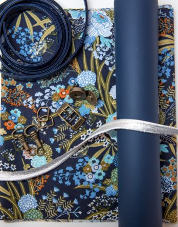 Le kit de la pochette Lola - Fleurs de cerisiers bleu/simili cuir bleu marine