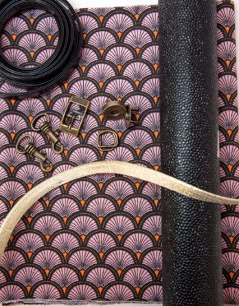 Le kit de la pochette Lola - éventail rose corail /simili cuir texturé bubble noir