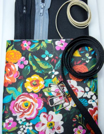 Le kit de couture sac à dos Loopy (toutes tailles)  - tissu enduit Betty fleuris /toile à sac imperméable noir
