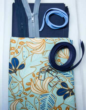 Le kit de couture sac à dos Loopy (toutes tailles)  - tissu enduit feuillage fond bleu ciel /toile à sac imperméable bleu marine