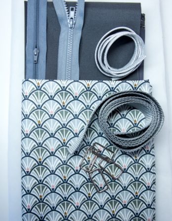 Le kit de couture sac à dos Loopy (toutes tailles)  - tissu enduit éventails gris et blancs /toile à sac imperméable grise