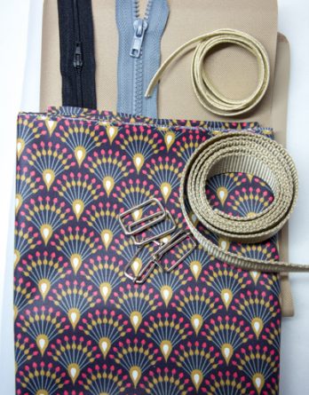 Le kit de couture sac à dos Loopy (toutes tailles)  - tissu enduit paon chic prune et or fond noir /toile à sac imperméable ficelle