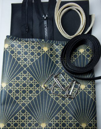 Le kit de couture sac à dos Loopy (toutes tailles)  - tissu enduit soleil levant noir et or /toile à sac imperméable noire