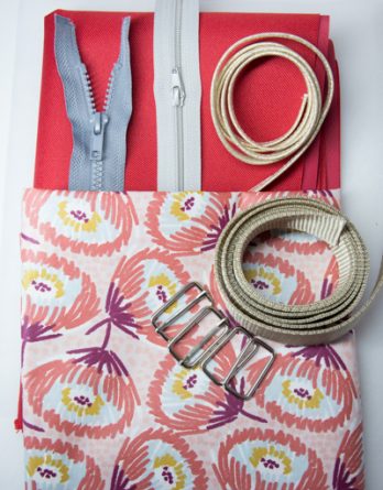 Le kit de couture sac à dos Loopy (toutes tailles)  - tissu enduit fleurs rouge, moutarde et prune /toile à sac imperméable rouge