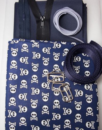 Le kit de couture sac à dos Loopy (toutes tailles)  - coton têtes de morts /toile à sac imperméable bleu marine