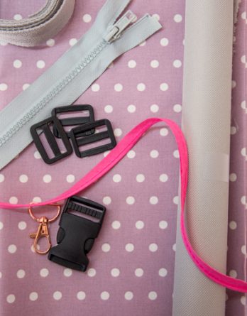 Le kit de couture sac banane Charly  (toutes tailles)  - Tissu enduit Pois blancs fond rose / toile à sac imperméable gris clair