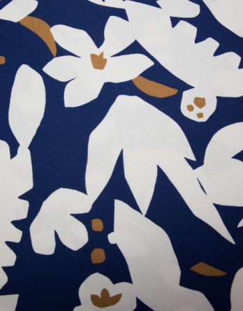 Tissu toile de coton demi-natté - Fleurs blanches fond bleu