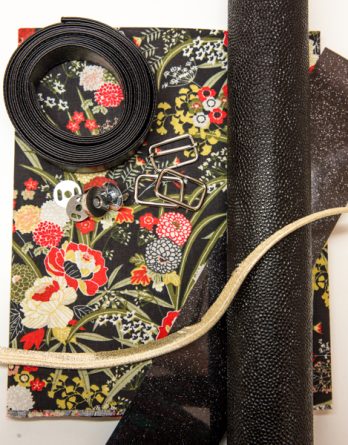 Le kit Besace Lou de Dodynette (taille 1 ou  2) - fleurs du japon rouge/ simili texturé noir