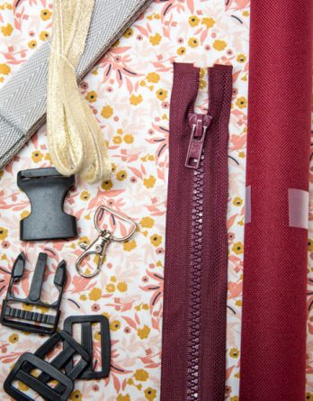 Le kit de couture sac banane Charly  (toutes tailles)  - Tissu enduit minis fleurs rose, bordeaux et moutarde / toile à sac imperméable bordeaux
