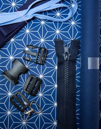 Le kit de couture sac banane Charly  (toutes tailles)  - Tissu enduit motifs japonais bleus / toile à sac imperméable bleu