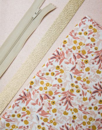Kit de couture trousse Louisette (Toute taille) - Toile enduite pailletée rose/ enduit mini fleurs rose et moutarde