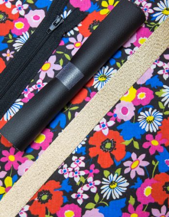 Précommande - kit de couture trousse Louisette (Toute taille) - Simili cuir noir/ coton fleurs corolla