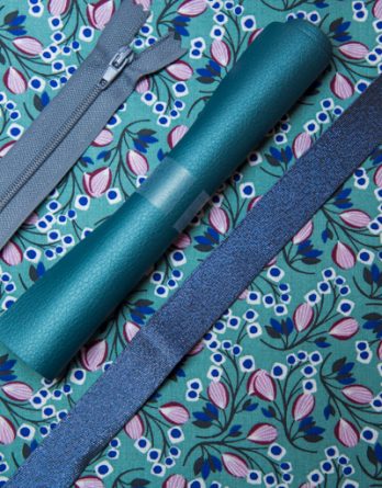 - Kit de couture trousse Louisette (Toute taille) - Simili cuir océan/ Coton fleurs roses bleu sur fond vert d'eau