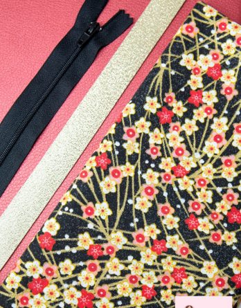 Kit de couture trousse Louisette (Toute taille) - simili cuir rouge brillant/ minis fleurs japonaises rouges, blanches et or sur fond noir