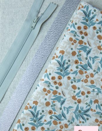 Kit de couture trousse Louisette (Toute taille) - Toile enduite pailletée argent/ enduit mini fleurs bleues, marron, beige