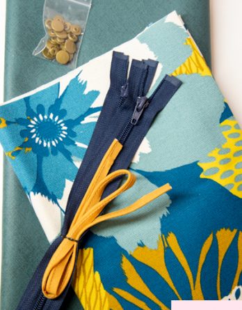 Le kit de couture Vanity Camille taille 2 - Grandes fleurs bleues et jaunes/ polyester spécial sac pétrole