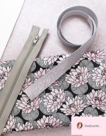 Kit de couture trousse Louisette (Toute taille) - Enduit métallique pailletée rose poudré / enduit fleurs de nénuphars fond noir