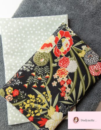 Le kit de couture lingettes démaquillantes - Fleurs du japon rouges fond noir /pois fond vert clair/ éponge de bambou gris foncé