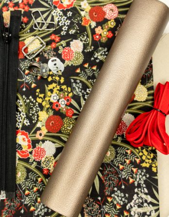 Kit de couture sac Louise (taille 1 ou 2) - Fleurs du japon rouges fond noir/ simili cuir or brillant