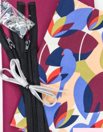 Le kit de couture Vanity Camille taille 2 - Mélange motif graphique et perruches/ toile à sac prune