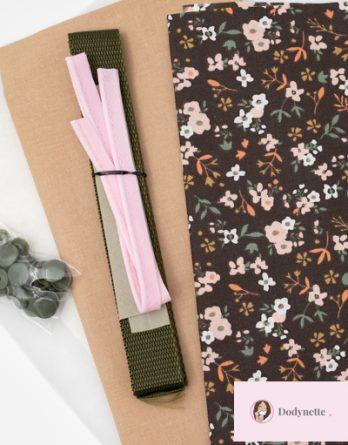 Le kit couture LILY BOX à thé - Petites fleurs sur fond marron / beige