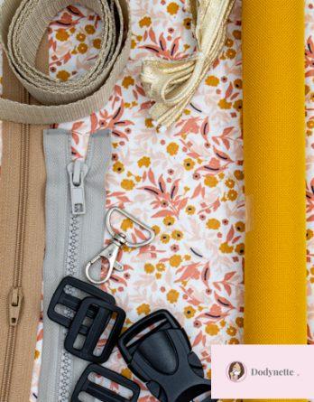 Le kit de couture sac banane Charly  (toutes tailles)  - Tissu enduit Petite fleurs moutarde et rose / toile à sac imperméable moutarde