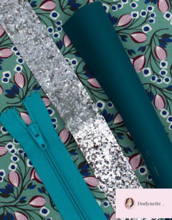 Le kit de couture MINI trousse NINA CHIC -fleurs fond vert d'eau /simili cuir turquoise foncé