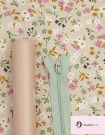 Le kit de couture trousse bi-matières NINA (taille 1) - Fleurs Amélia/simili cuir rose poudré
