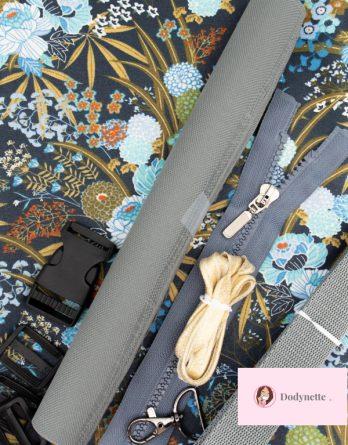 Le kit de couture sac banane Charly  (toutes tailles)  - Tissu enduit Fleurs du japon bleu / toile à sac imperméable grise